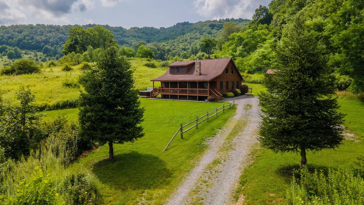 Mountain Base Cabin | Cozy Cabin 2 miles to Snowshoe on 7.5 acres~3BR+Loft~6 beds~Hot Tub~EV Charger