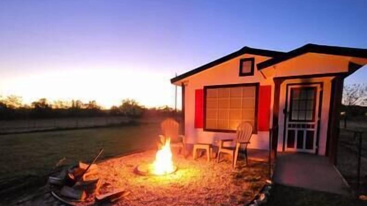 Waco House | Cozy Cabin 5 min from Waco, 10 from Baylor, 15 from Silos