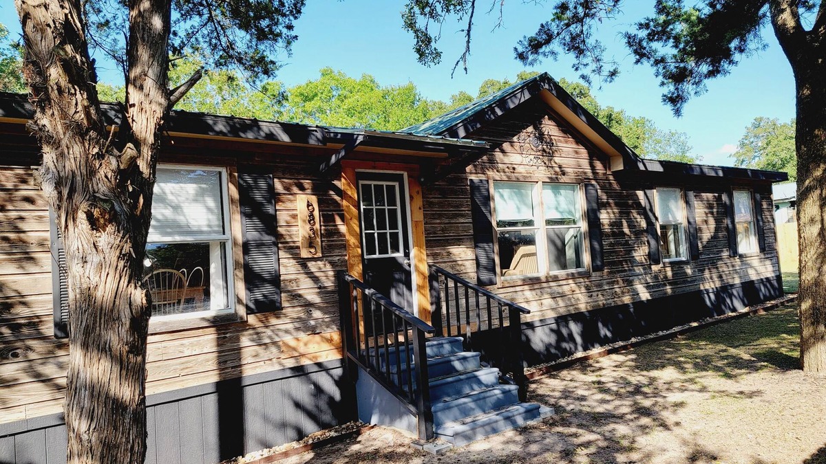 Burton Cottage | Cozy Cabin 5 minutes to Boat Ramp at Sommerville Lake. Pet friendly!