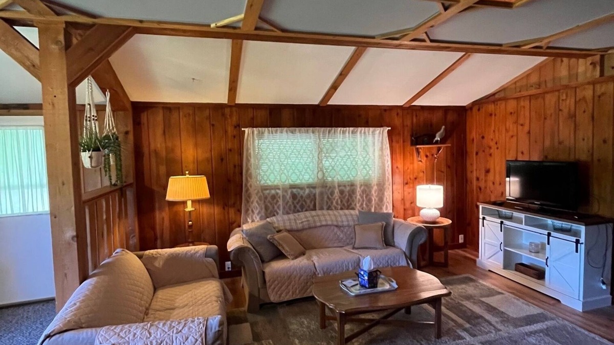 Frankfort Cabin | Cozy Cabin 5 minutes from beach and downtown!