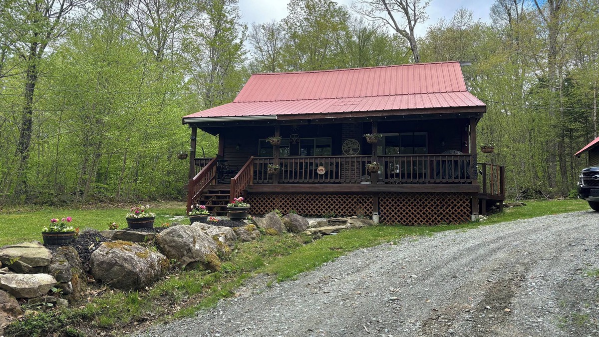 Woodford Cabin | Cozy Cabin & 700 SQ FT Fun-Filled BarnnVAST Access nNear Mt Snow & Prospect Mt