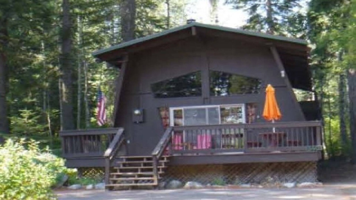 Truckee House | Cozy cabin across the street from Donner Lake