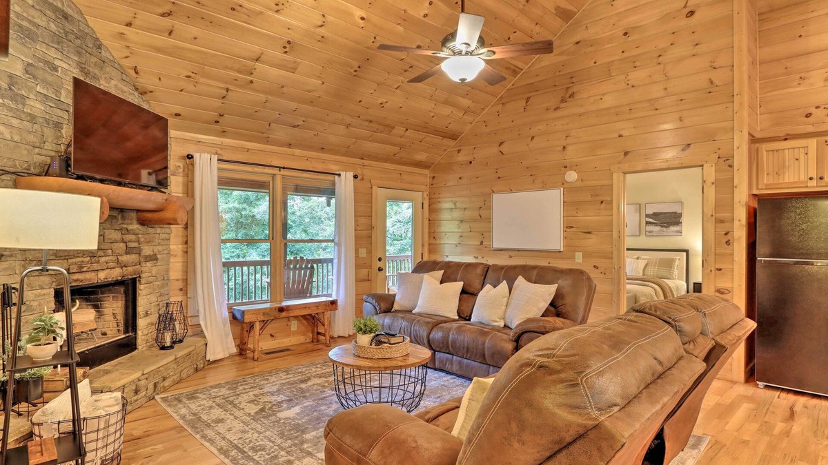 Ellijay Cabin | Cozy Cabin at a Mountain Resort 4 Mi to Downtown!