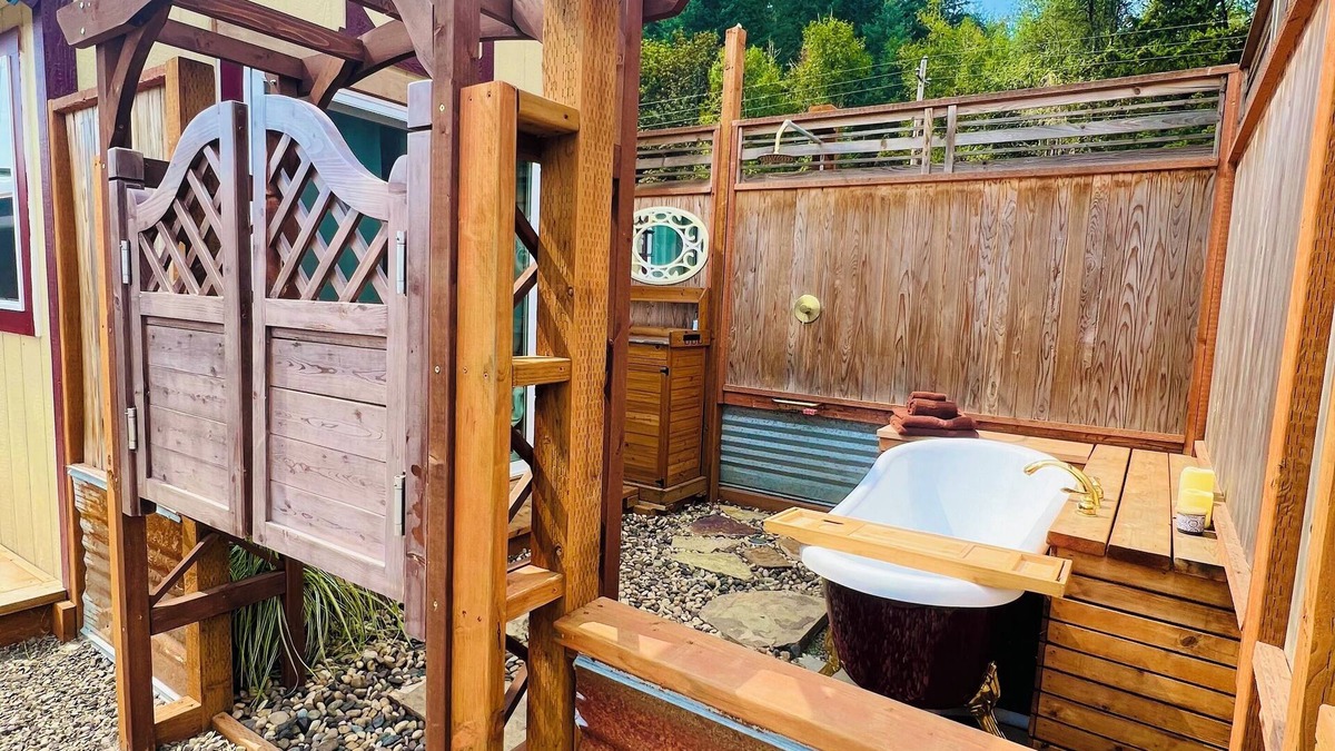 Alvadore House | Cozy Cabin at The Good Farm