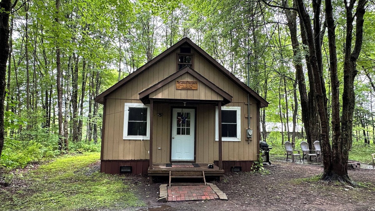Redfield Cabin | Cozy cabin away from Hustle and Bustle - Woodsy, Peaceful, Tranquil!
