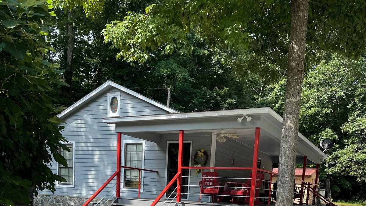 Iuka Cabin | Cozy cabin by Coleman park at pickwick lake, partial water view in winter