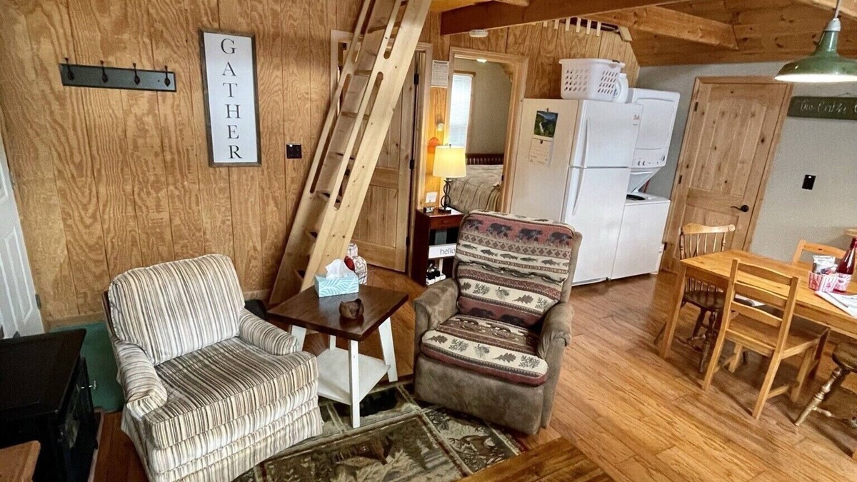 Thompsonville House | Cozy Cabin: Cute, Clean and 2 miles to Crystal Mtn. Resort!