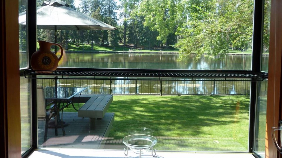 Old Bend House | Cozy Cabin Directly on Mirror Pond - Deschutes River!