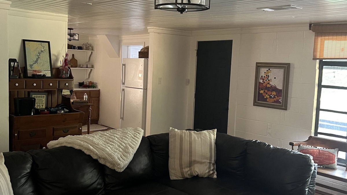 Vian Cabin | Cozy cabin, easy lake access, Ridge Route, Lake Tenkiller-close to Fin & Feather
