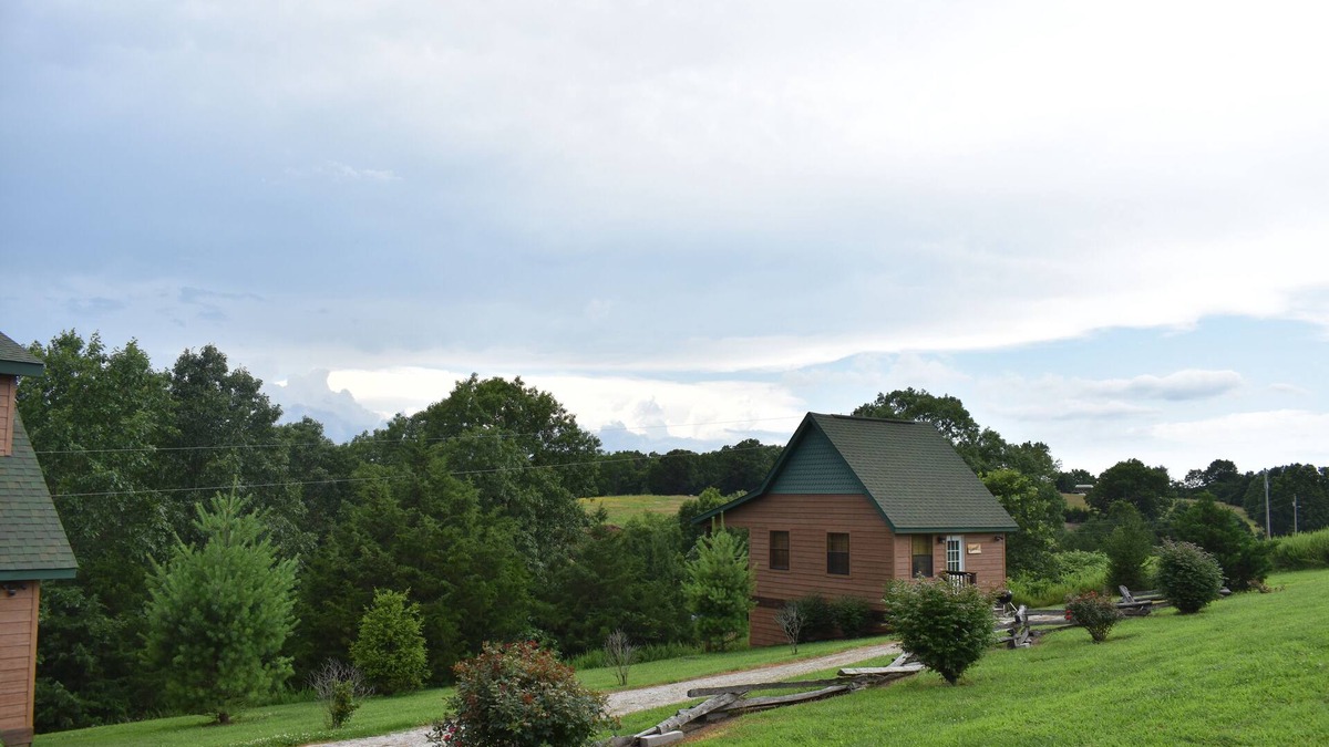 Walnut Shade Cabin | COZY CABIN FOR TWO- MIN. TO BRANSON-HOT TUB-BRKFST-WINERY-BREWERY