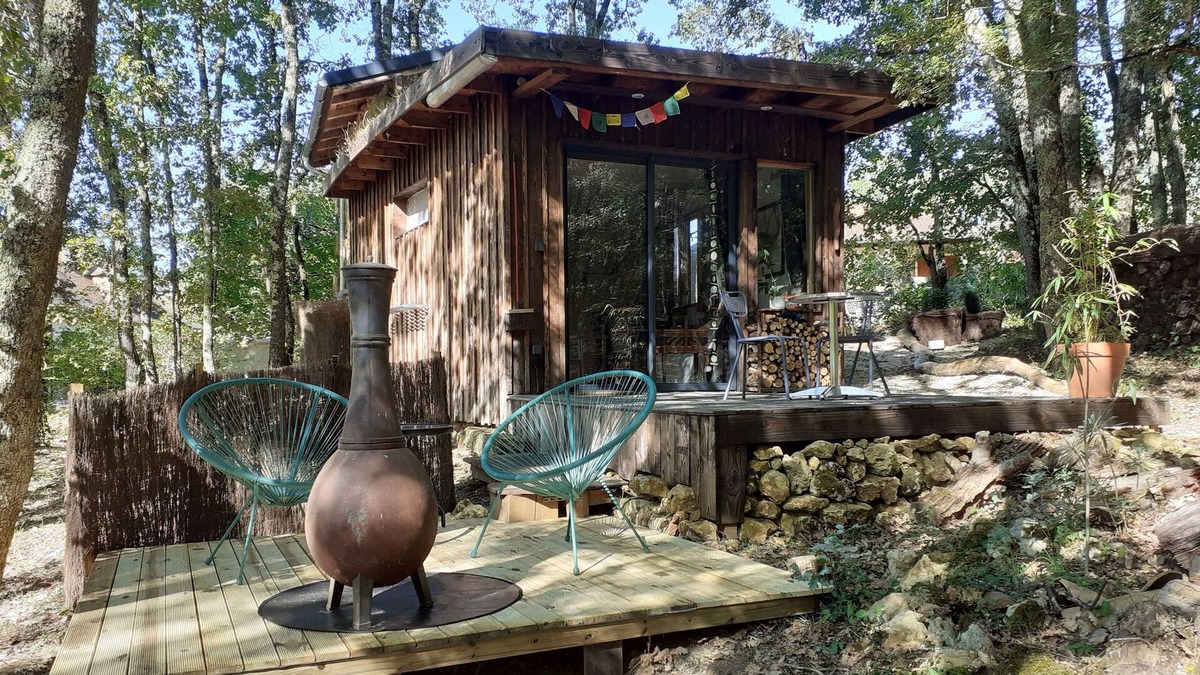 Couze-et-Saint-Front Cabin | Cozy cabin cottage on the edge of the woods for a rejuvenating stay