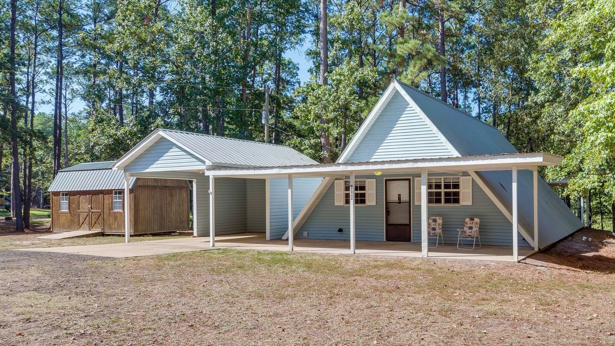 Negreet Cabin | Cozy Cabin Getaway 1 Mi to Toledo Bend Lake!