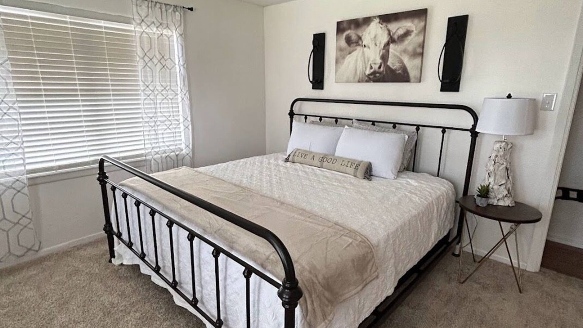 Ardmore Cabin | Cozy Cabin Getaway, 5 minutes from Lake Murray and downtown Ardmore!