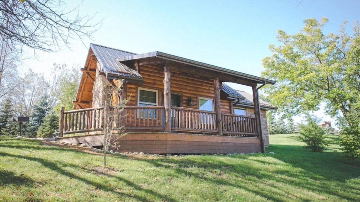 Millersburg Cabin | Cozy Cabin Getaway with Fireplace, Kitchen, Jacuzzi Tub - Sleeps 2