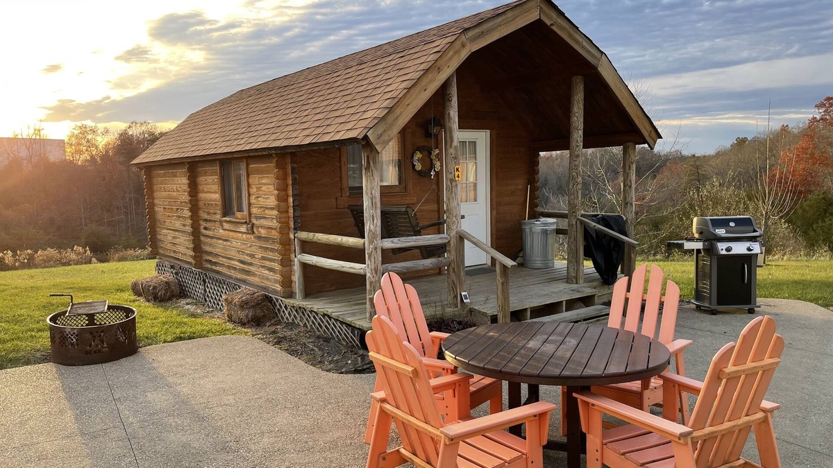 Summit Cabin | Cozy cabin hideaway with kitchen