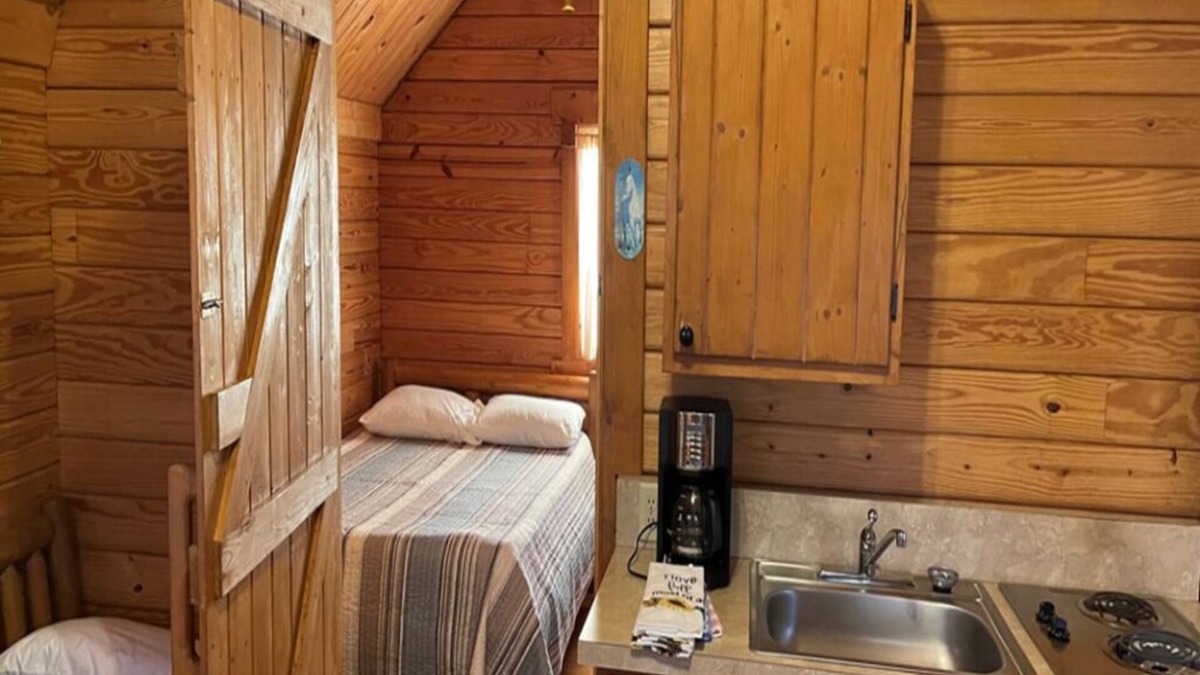 Argillite Cabin | Cozy cabin hideaway with kitchen