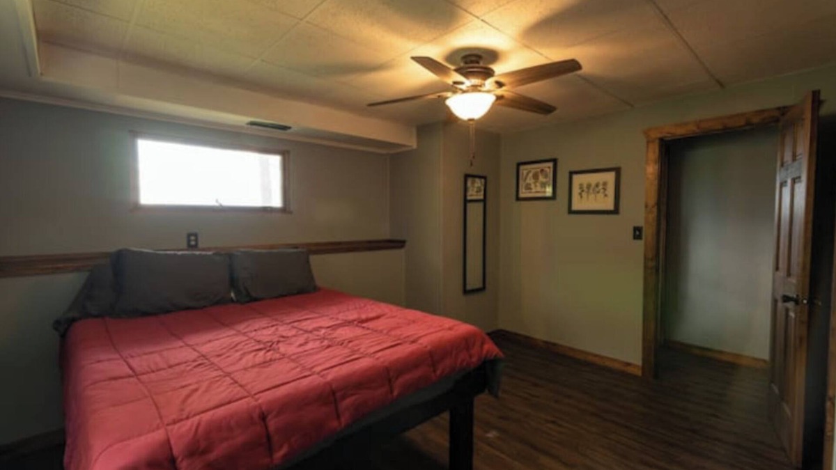 Lynxville Cabin | Cozy cabin high above the Mississippi w/firepit & free wood- Incredible views!