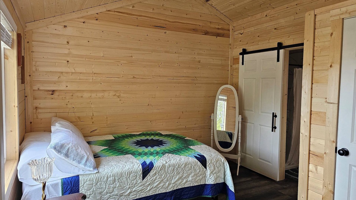 Hamilton Cabin | Cozy cabin in a quiet neighborhood near downtown Hamilton