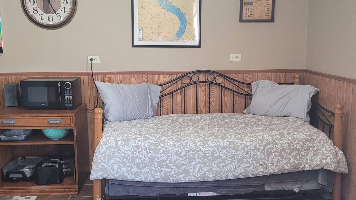 Vernon County Cabin | Cozy cabin in adorable Genoa with AC, WiFi pet friendly and close the river.