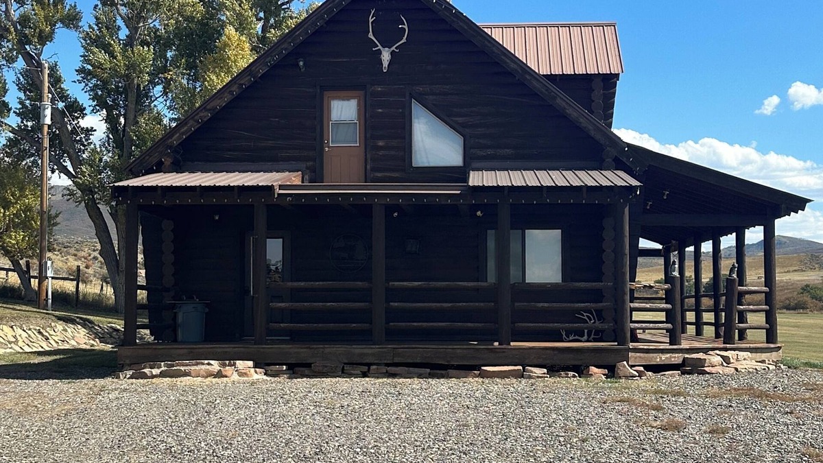 Meeker Cabin | Cozy cabin in beautiful Meeker, CO-10 miles from town, perfect for OHV travelers