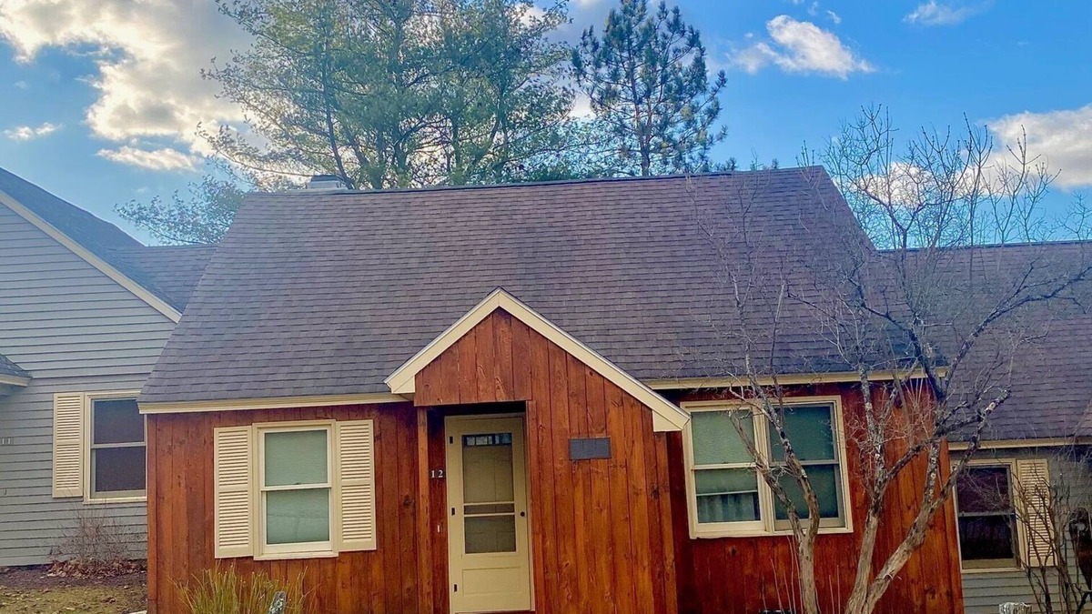 Hancock Resort | COZY CABIN IN BERKSHIRES RESORT. SKI IN AND OUT. PET FRIENDLY.