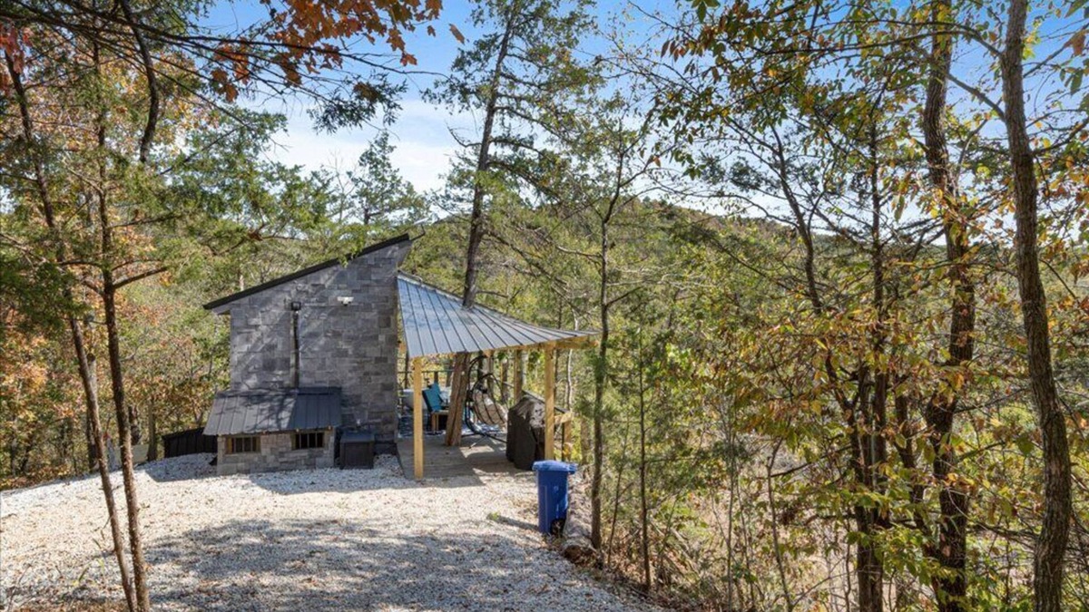 Rockhouse Cabin | Cozy cabin in charming Eureka Springs with WiFi and AC