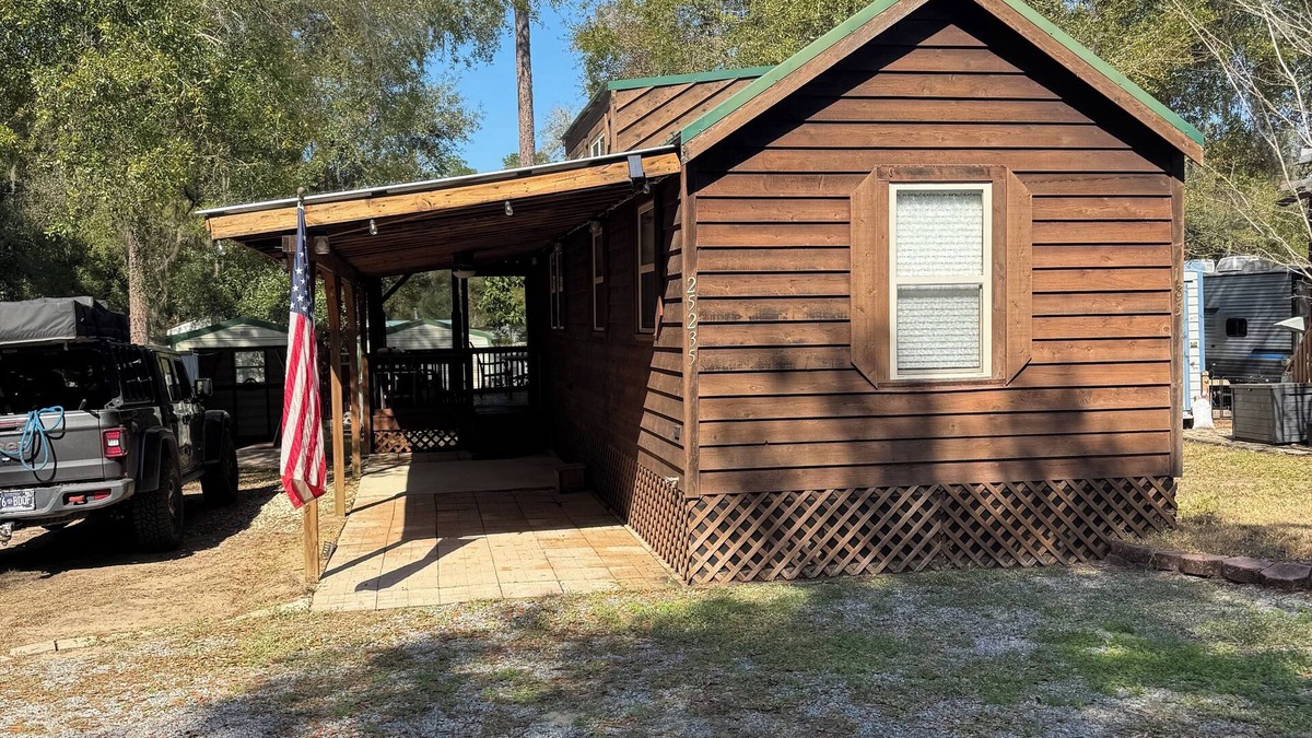 Fort McCoy Cabin | Cozy cabin in charming Salt Springs Resort with WiFi and a screened in porch