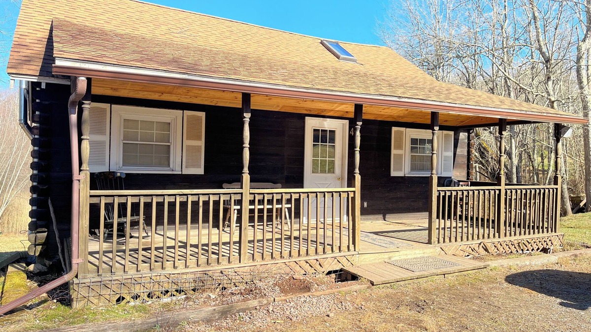Cochecton Cabin | Cozy cabin in charming Kenoza Lake with WiFi, AC, pond,fire pit, lotof amenities