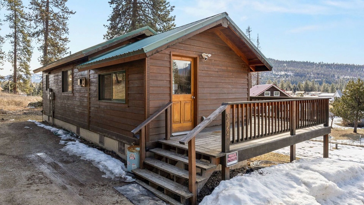 St. Regis Cabin | Cozy cabin in charming Saint Regis with AC, Wi-Fi fishing shopping and much more