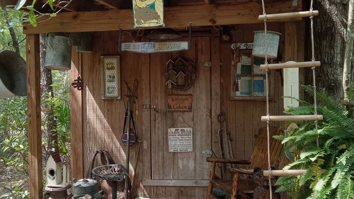 Chiefland Cabin | Cozy cabin in charming Chiefland with WiFinPrimitive cabin with fan and lights.