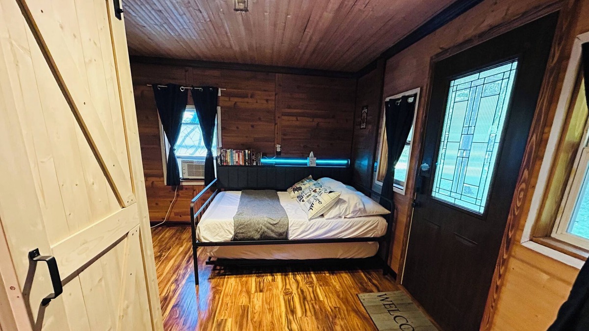 Fenton Cabin | Cozy cabin in charming Fenton near Cider Mills and Trails! Dog friendly!