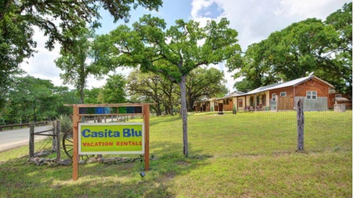 Ingram Cabin | Cozy cabin in charming Ingram with AC, WiFi~Guadalupe River