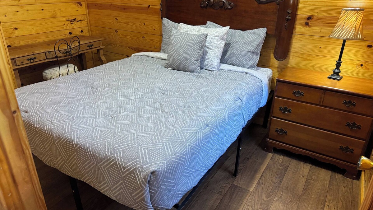 Azle Cabin | Cozy cabin in delightful Azle with WiFi, AC