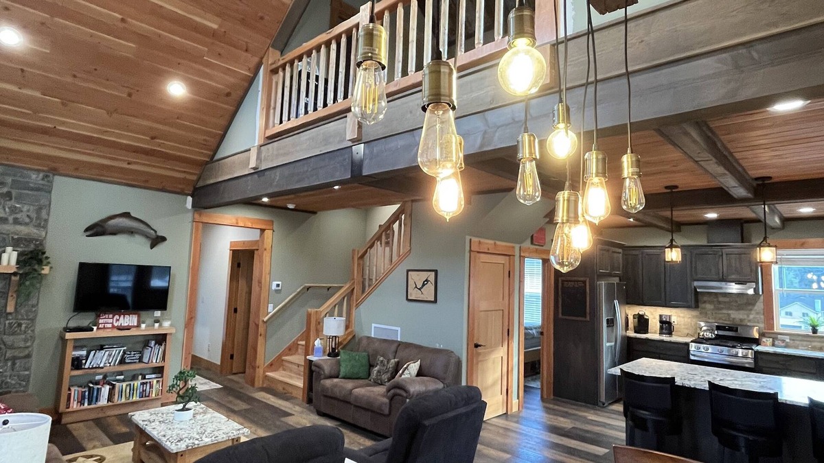 Detroit House | Cozy cabin in Detroit. 6 minute walk to Detroit Marina. Full kitchen amenities.