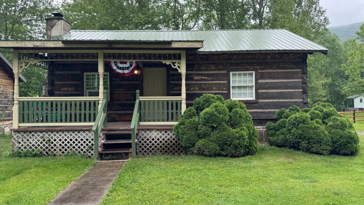 Seneca Rocks Cabin | Cozy cabin in lovely Seneca Rocks WV with WiFi, smart TVs and jucuzzi tub