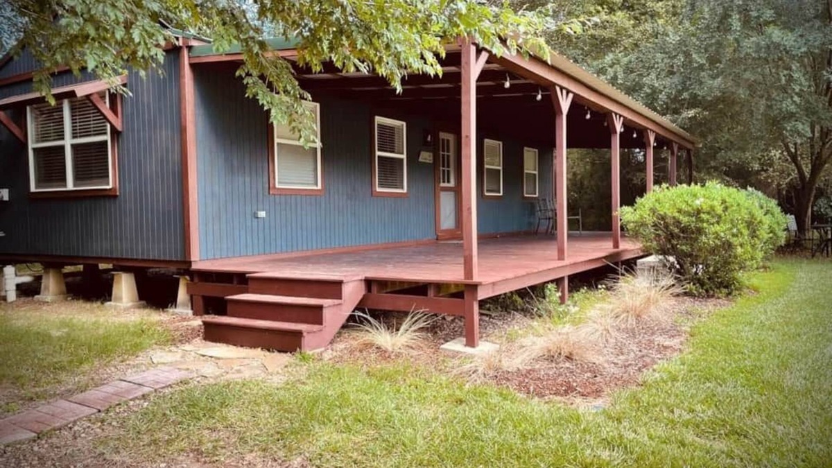 Summit Cabin | Cozy cabin in nestled on 9-acre lot in Summit, MS