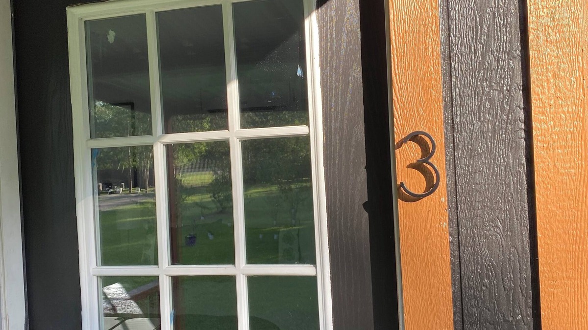 Pointblank Cabin | Cozy cabin in nice Point Blank with fitness room, pool & AC