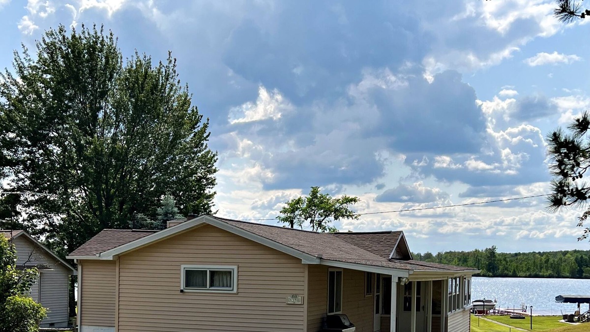West Branch Cabin | Cozy Cabin in Northeast Michigan on all sports lake-dock, kayaks, pet-friendly!