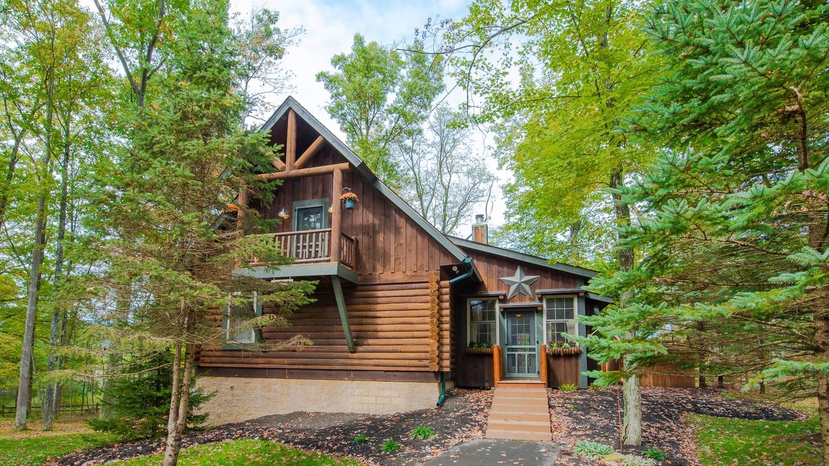 Thayerville Cabin | Cozy Cabin in Pines w/Soothing Hot Tub