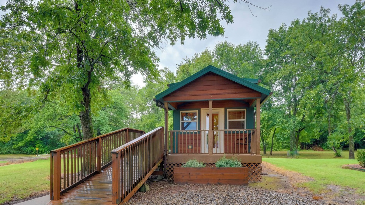Sallisaw Cabin | Cozy Cabin in Sallisaw w/ Patio: Pets Welcome!