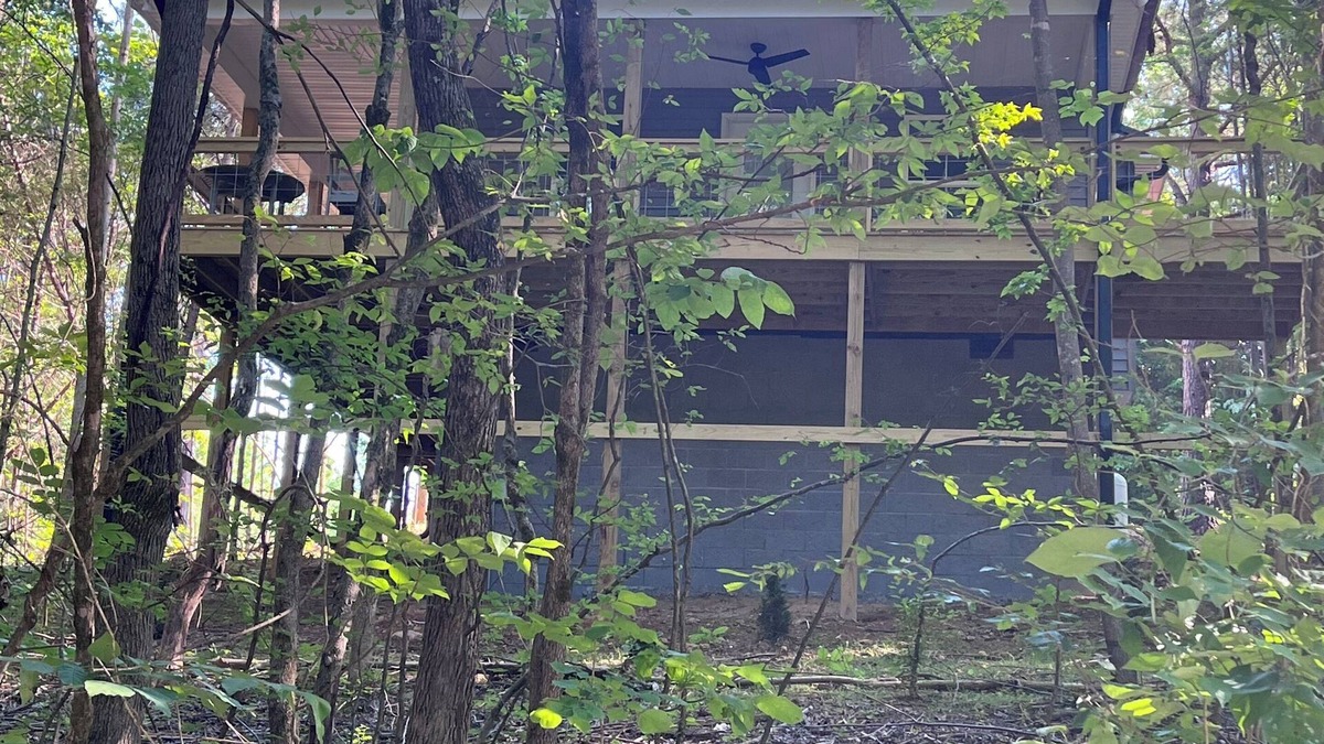 Scottsville Cabin | Cozy cabin in serene Scottsville with WiFi, AC, Wrap around porch