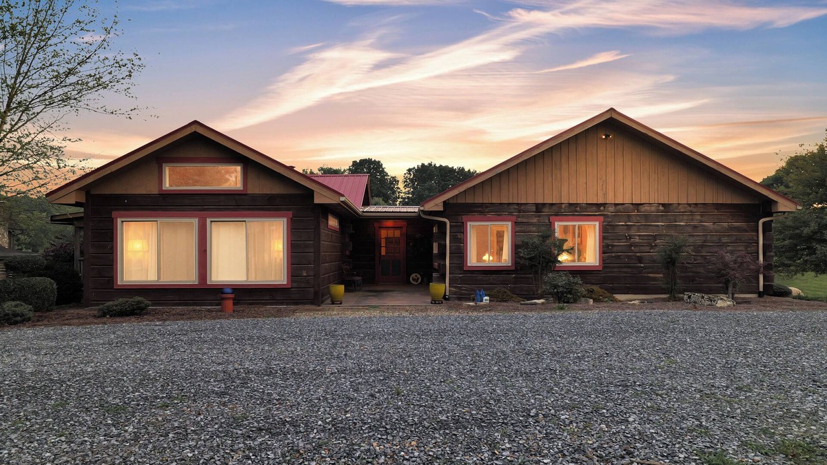 Glade Spring Cabin | Cozy Cabin in Small town USA