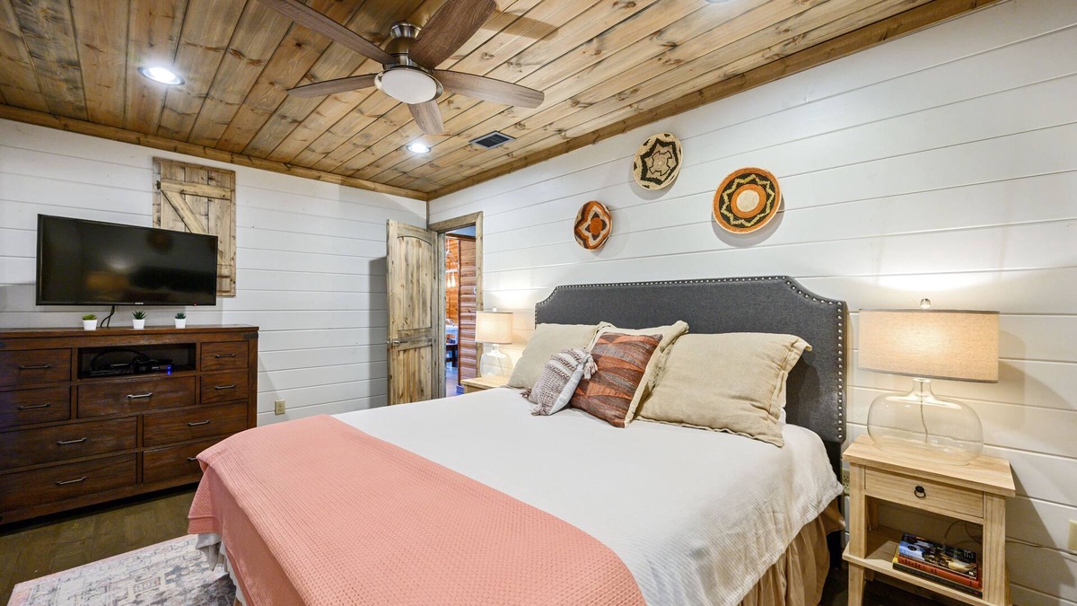 Broken Bow Cabin | Cozy Cabin in Supreme Location Near Lake! For Families & Couples