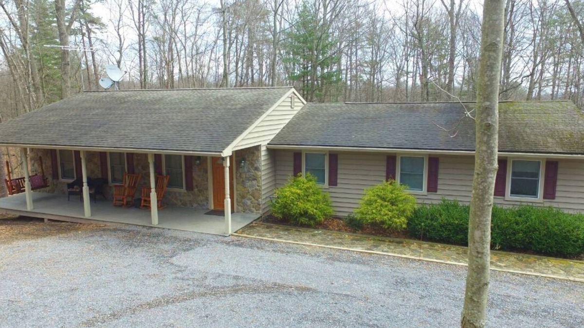 Warfordsburg Cabin | Cozy Cabin in the Woods, with a wood FIREPLACE, hiking, outdoor KIDS PLAY SET!