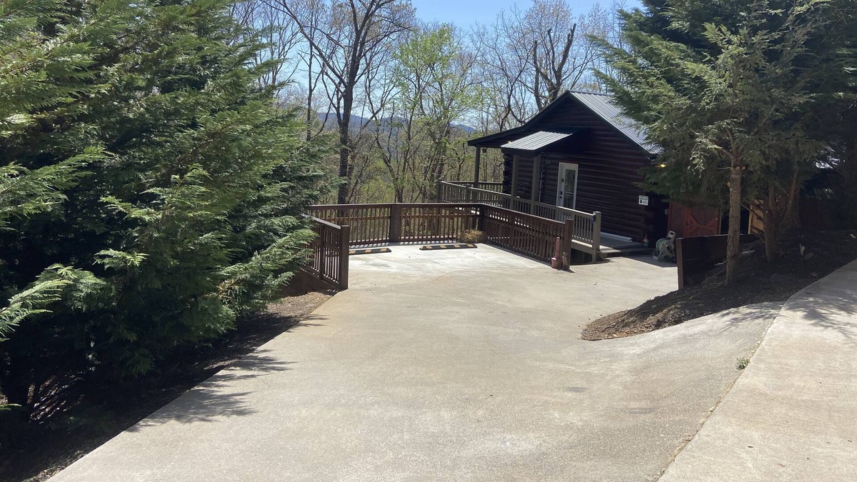 Morganton Cabin | Cozy Cabin in the Woods/ Pet Friendly