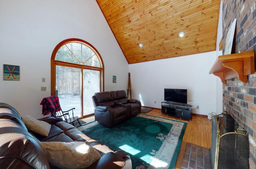 South Londonderry House | Cozy Cabin in the Woods