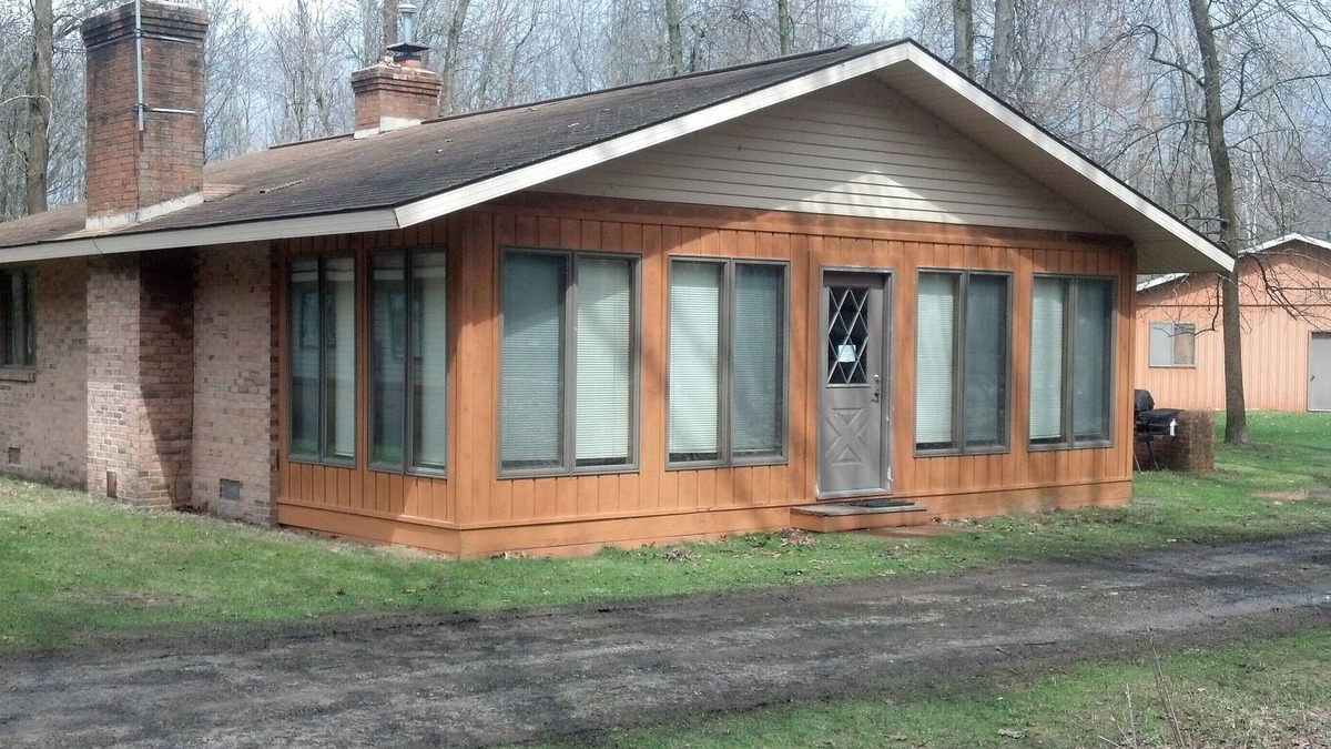 Au Gres Cabin | Cozy Cabin in the Woods- close access, private road to dock & Lake Huron access.