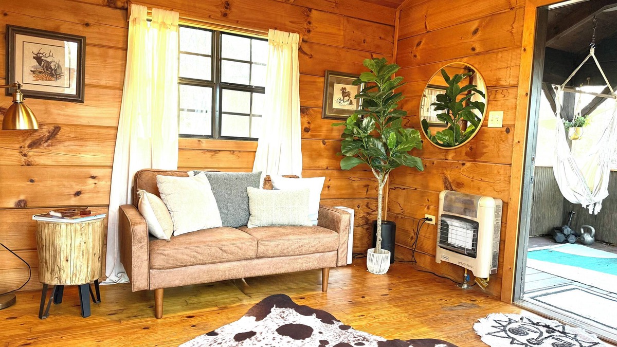 Enoree Cabin | Cozy cabin in the woods! Pets welcome!