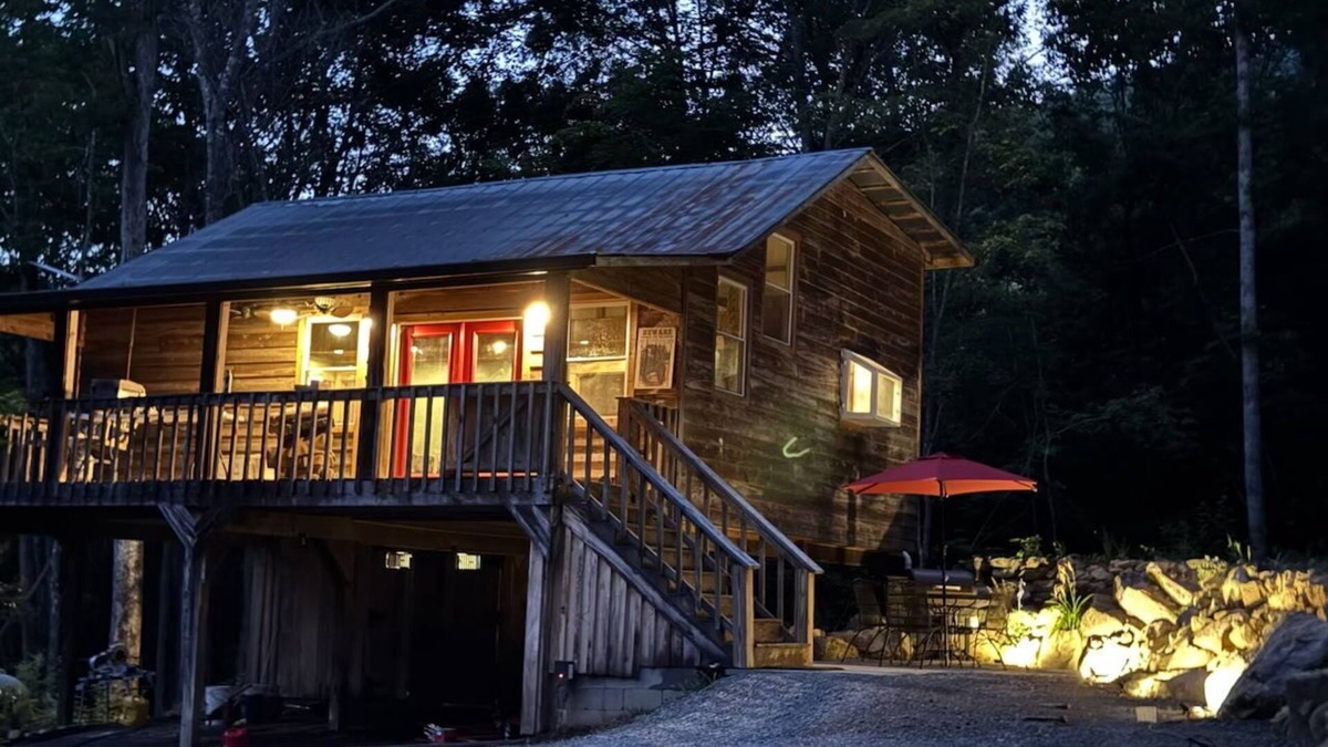 Speedwell Cabin | Cozy cabin in welcoming Speedwell with WiFi, AC
