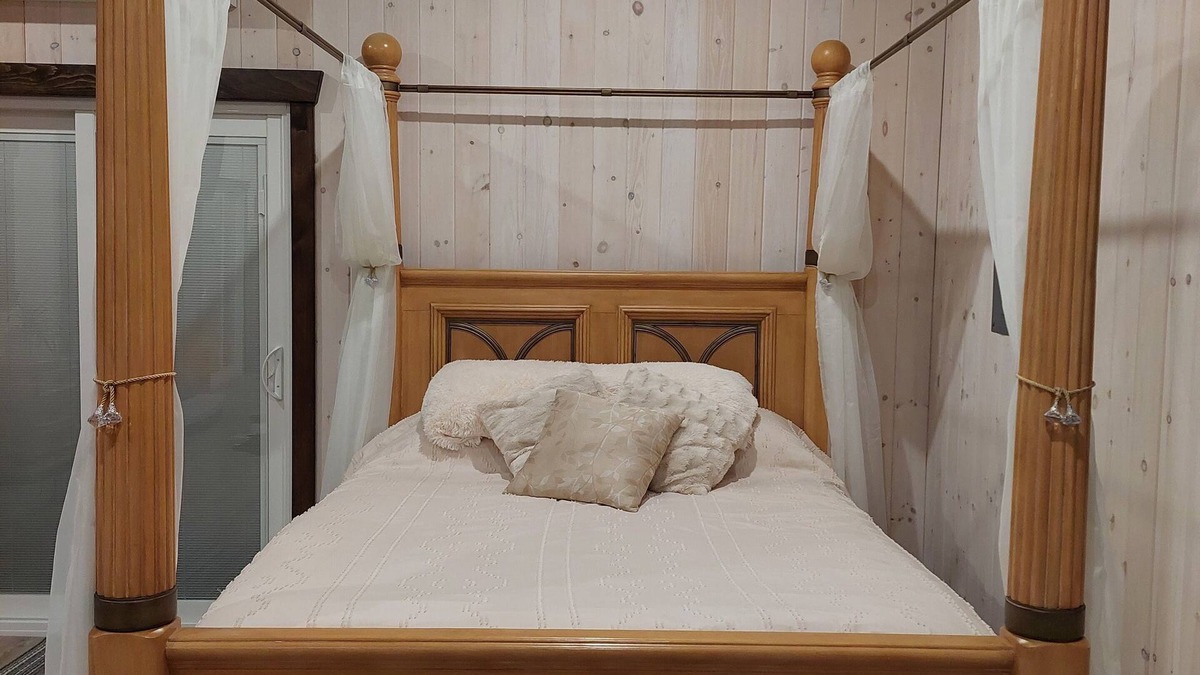 Pointe aux Roches Cabin | Cozy cabin including a pool and a country view, 5 min from the lake.